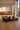 Goldendoodle ligt in een zwart leatherlook loungebed
